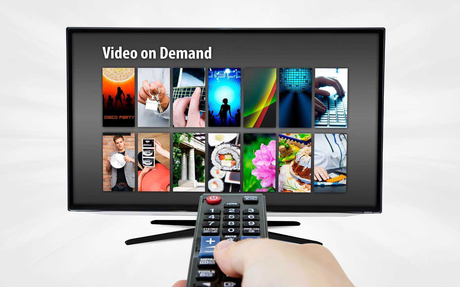 テレビで動画配信サービスを操作しているイメージ