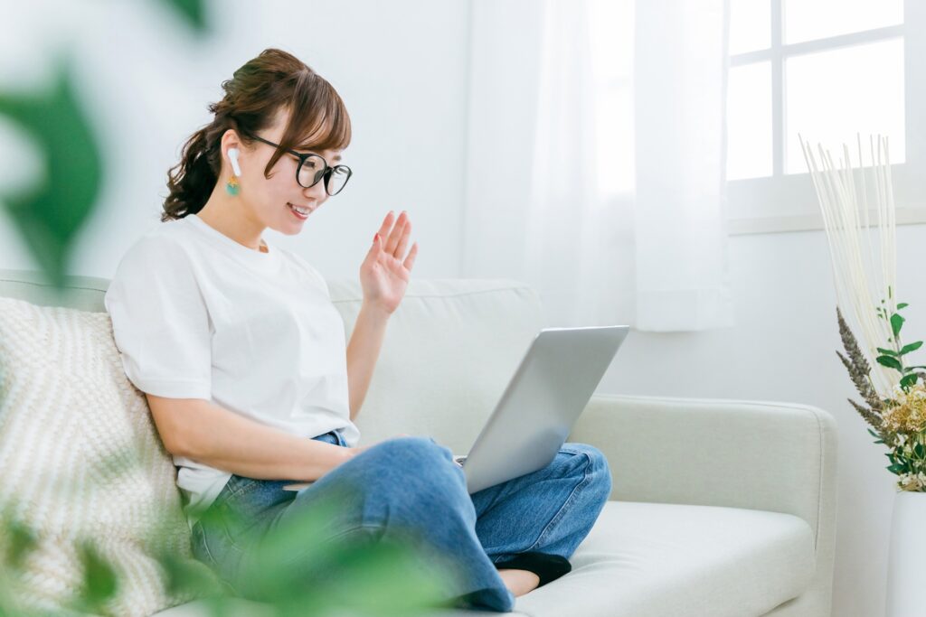 オンライン英会話のレッスンを受ける女性