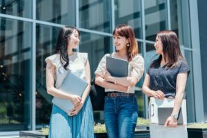 オンライン英会話のフリートークで笑顔で会話する3人