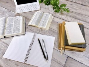 英語の辞書とノートを広げたオンライン英会話の学習机
