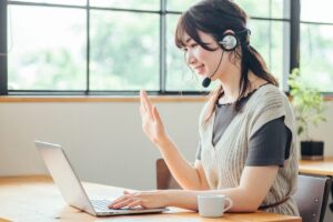 オンライン英会話のレッスンを受ける女性