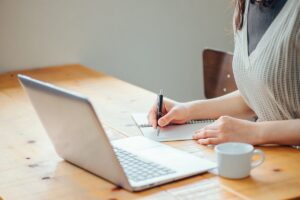 ヘッドセットを付けてオンライン英会話を受ける女性