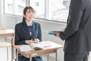 オンライン英会話をやめようか迷い机で考え込む様子