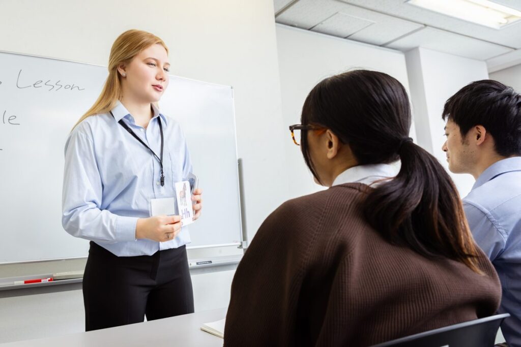 オンライン英会話のレッスンで講師が丁寧に教える様子（レアジョブとネイティブキャンプの比較）