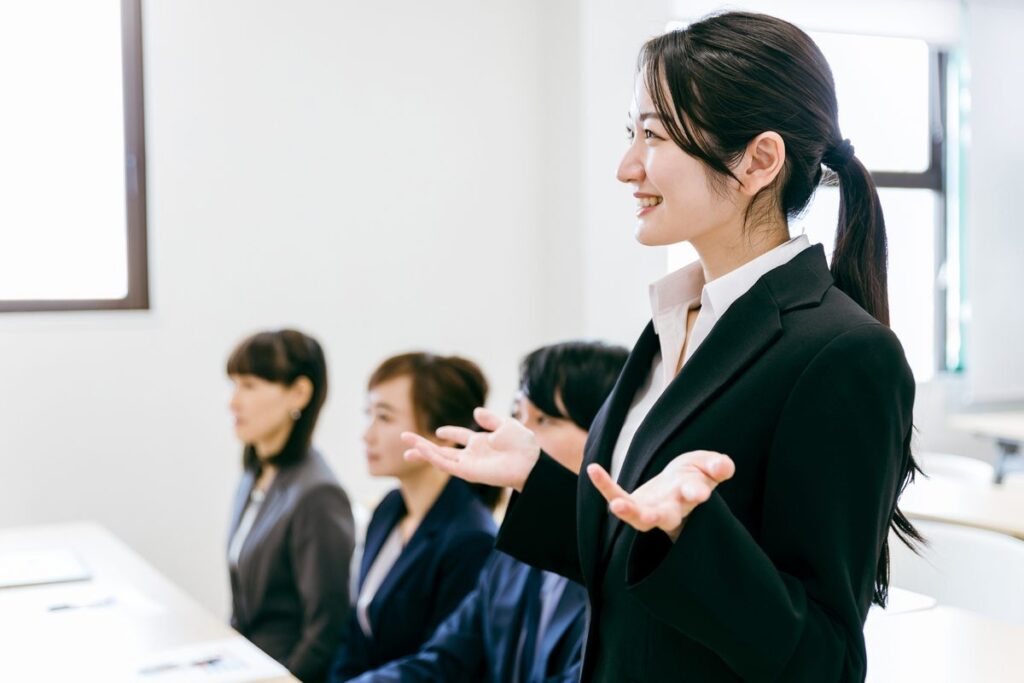 英語で声に出して話すスピーキング練習をする女性