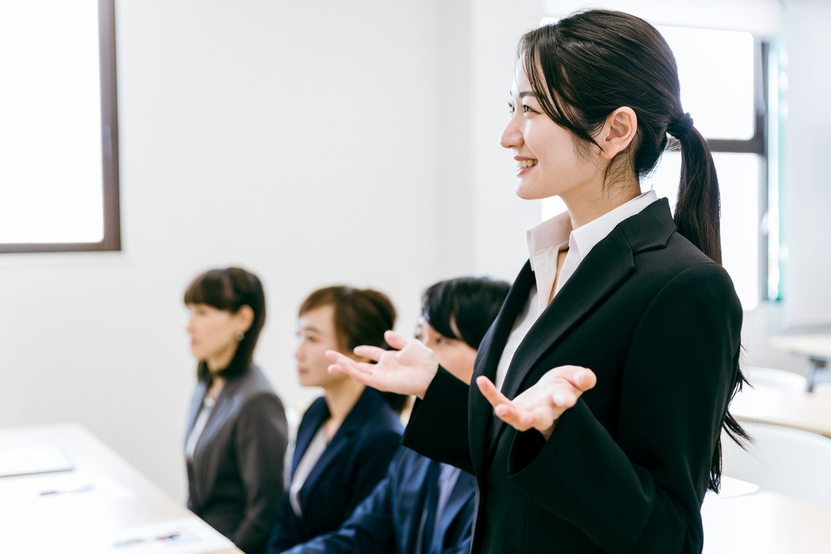 英語で声に出して話すスピーキング練習をする女性