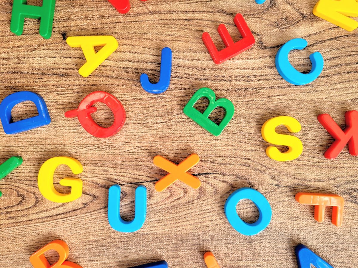 パソコンでアクセス解析の数字を確認しているブログ運営者の手元