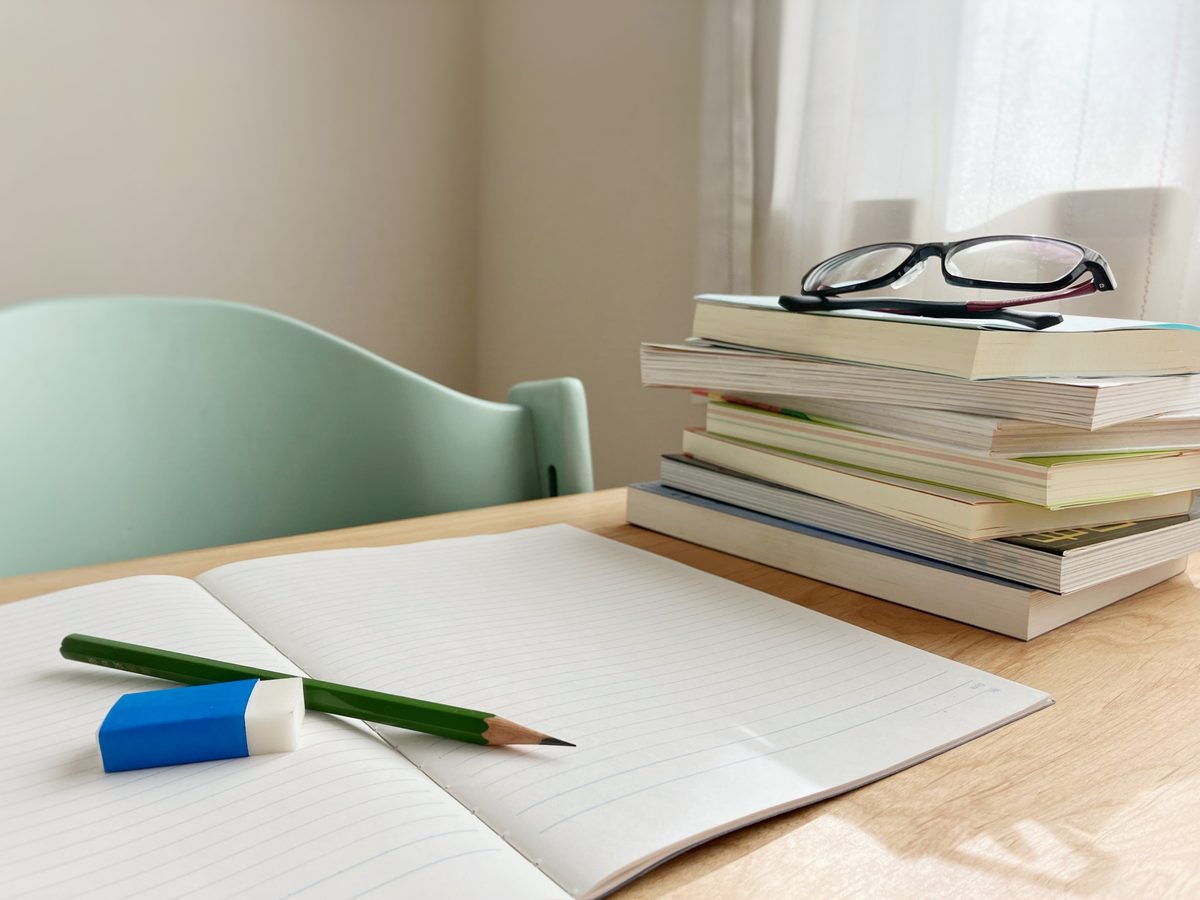 ノートを開いてドメイン名の候補を書き出す机の上