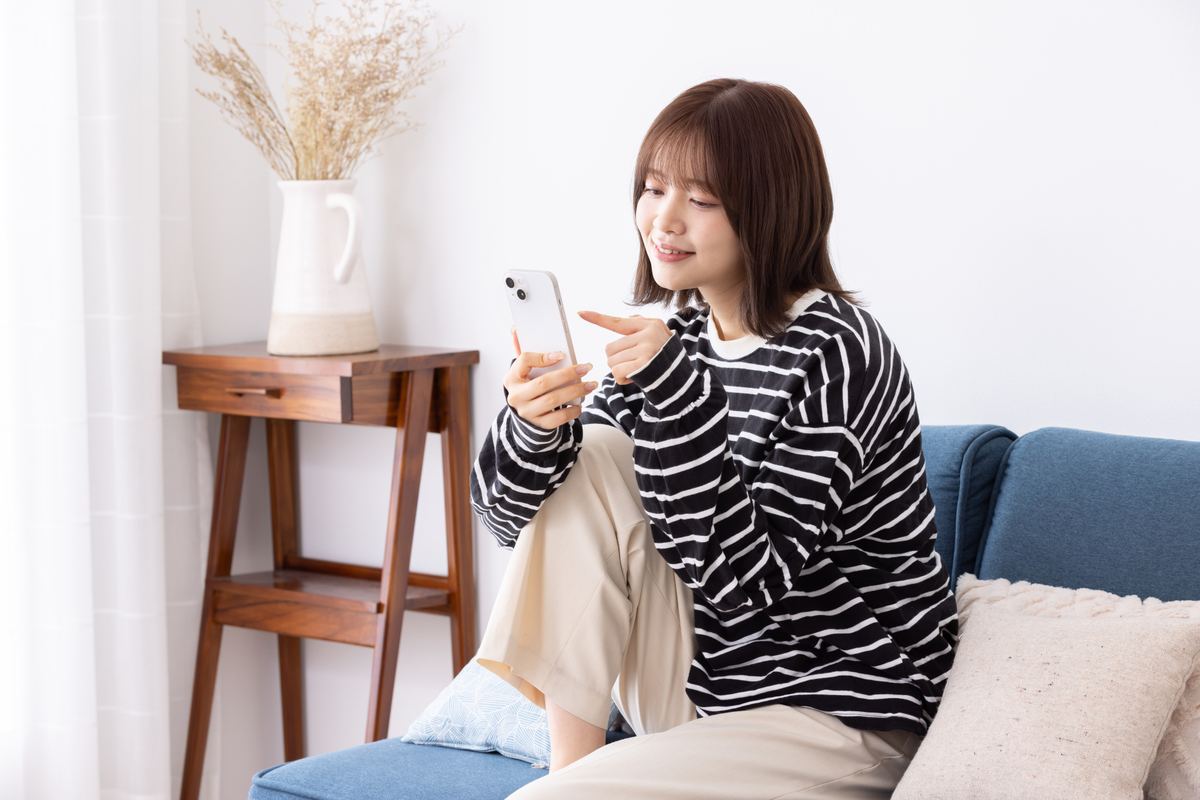スマートフォンでVPNアプリの設定を確認する様子