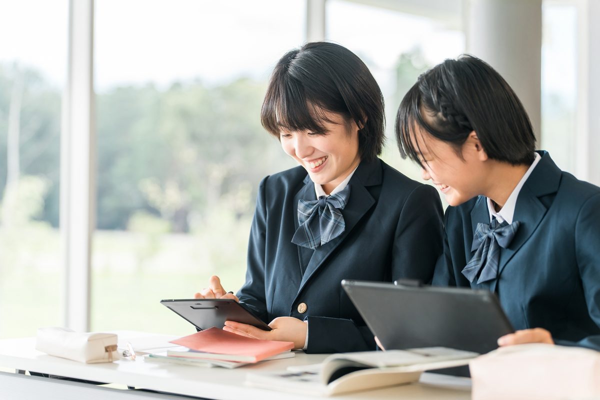 ノートパソコンとスマートフォンを並べた作業環境