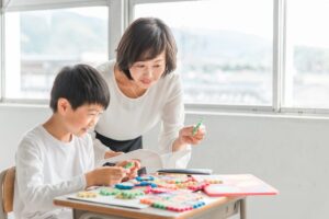 育休中に子どもと過ごしながら英語の勉強を続ける母親