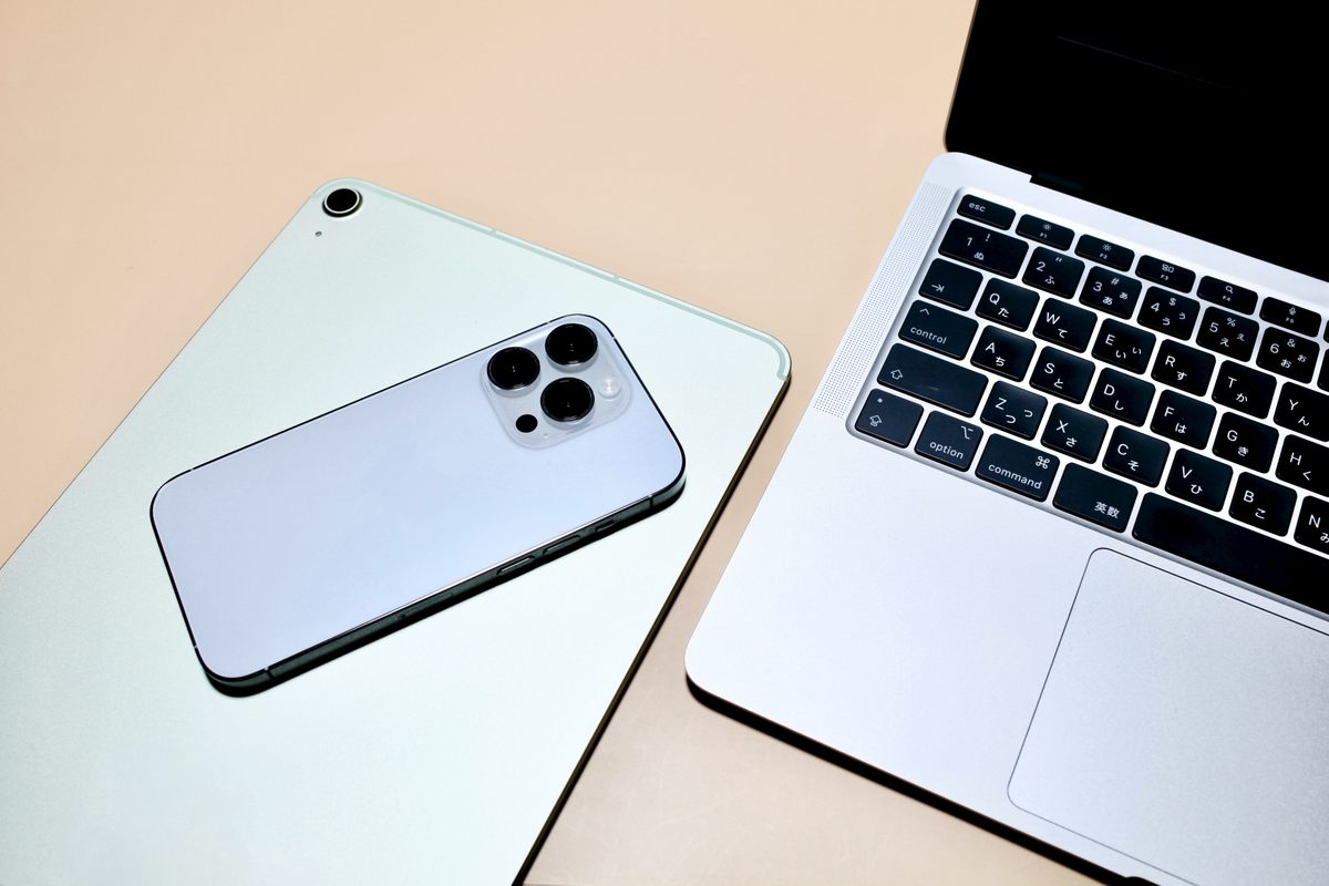 ノートパソコンとスマートフォンを置いたデスクの様子