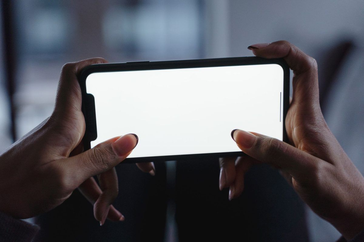 anitubeとは何かを調べながらスマホで動画を観ているイメージ
