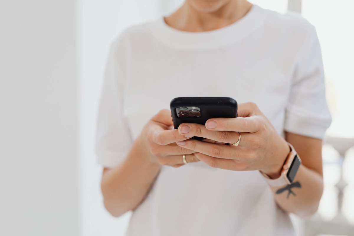 ドラマの見逃し配信の期間をスマホで確認しているイメージ