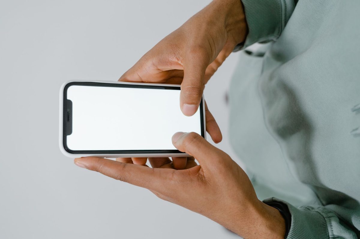 スマホで韓国ドラマを再生しているイメージ