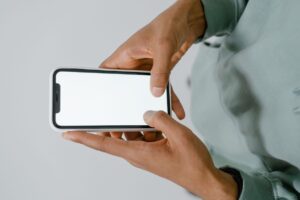 MANGA Plusは違法か日本で見れないかをスマホで調べるイメージ
