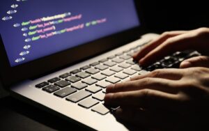 pixeldrainの危険性を調べるパソコンのイメージ