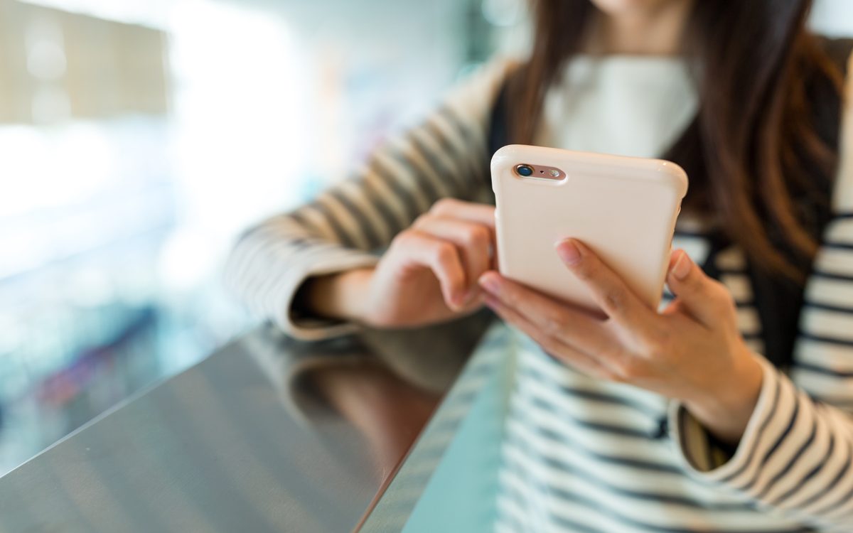 rutubeの安全性を確かめながらスマホで動画を見るイメージ