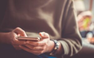 spoilerplusが見れないときにスマホを見るイメージ