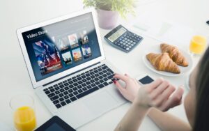 Twitchでアニメの配信を見るイメージのノートパソコン